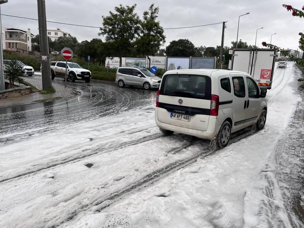 Önce tuhaf bir koku yayıldı, sonra köpükler ortaya çıktı! Mahalleliyi endişelendiren anlar 14